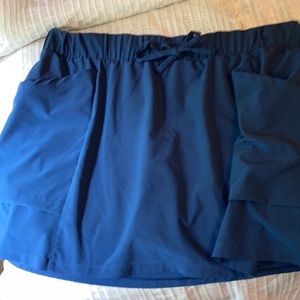 Active Wear Navy skirt lined with shorts. Big side pockets. All In Motion sz L